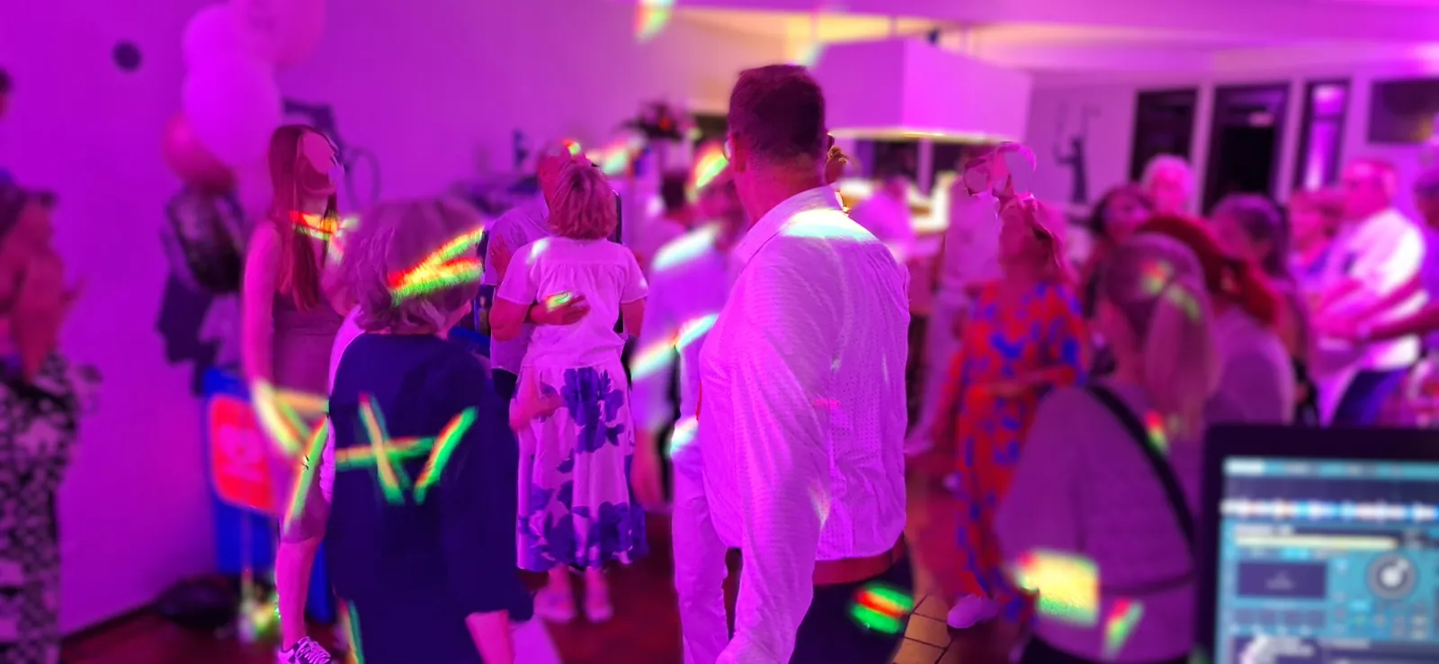 Gäste auf einer von DJ Tommy beleuchteten Tanzfläche