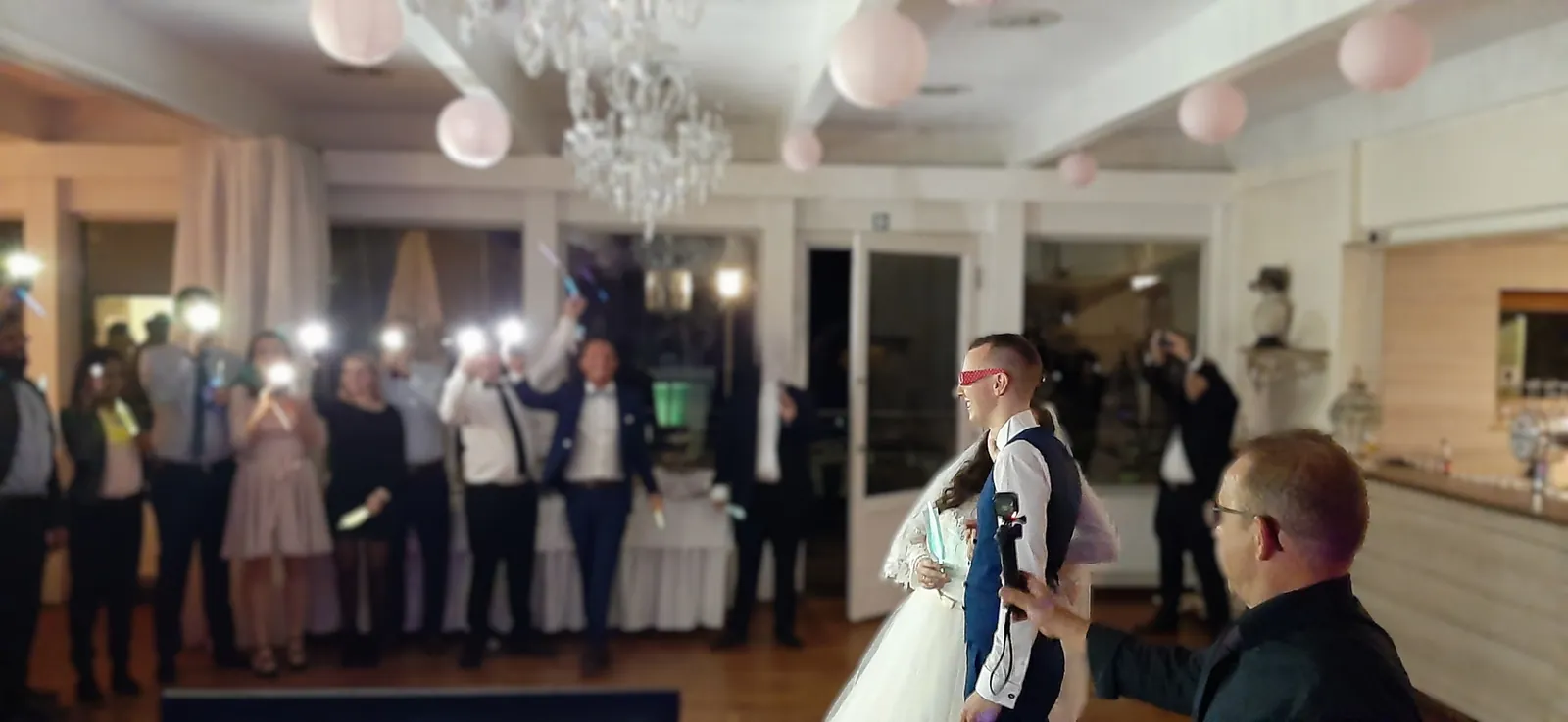 Brautpaar auf der Tanzfläche bei einer von DJ Tommy begleiteten Hochzeit